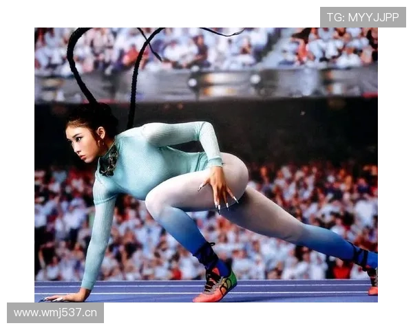 吴艳妮训练间偷戴金链子，这画风也太“不符”体育特训了吧？