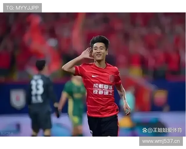 地摊前看到韦世豪低头点餐，脖子上的金链亮得刺眼